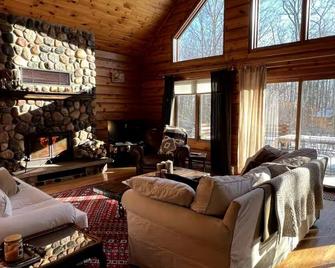 Woodland Wonderland: 40 acres, a Home, a Cabin, & a Pond - Finlayson - Living room