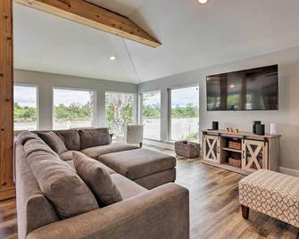 Home on San Jacinto River with Pool, Dock and Deck! - Channelview - Living room