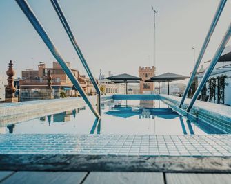 Aquitania Home Suites - Sevilla - Piscina
