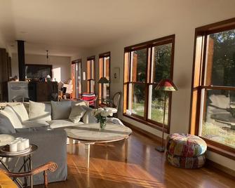 Sunset Mountain Retreat - mins from Woodstock - Mount Tremper - Living room