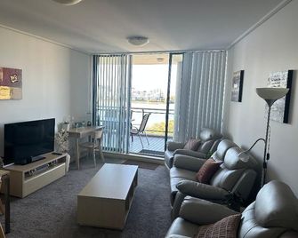 Mariners Cove Wentworth Point - West Ryde - Living room