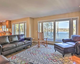 Beautiful Lakefront Retreat w/ Deck & Views! - Newton - Soggiorno