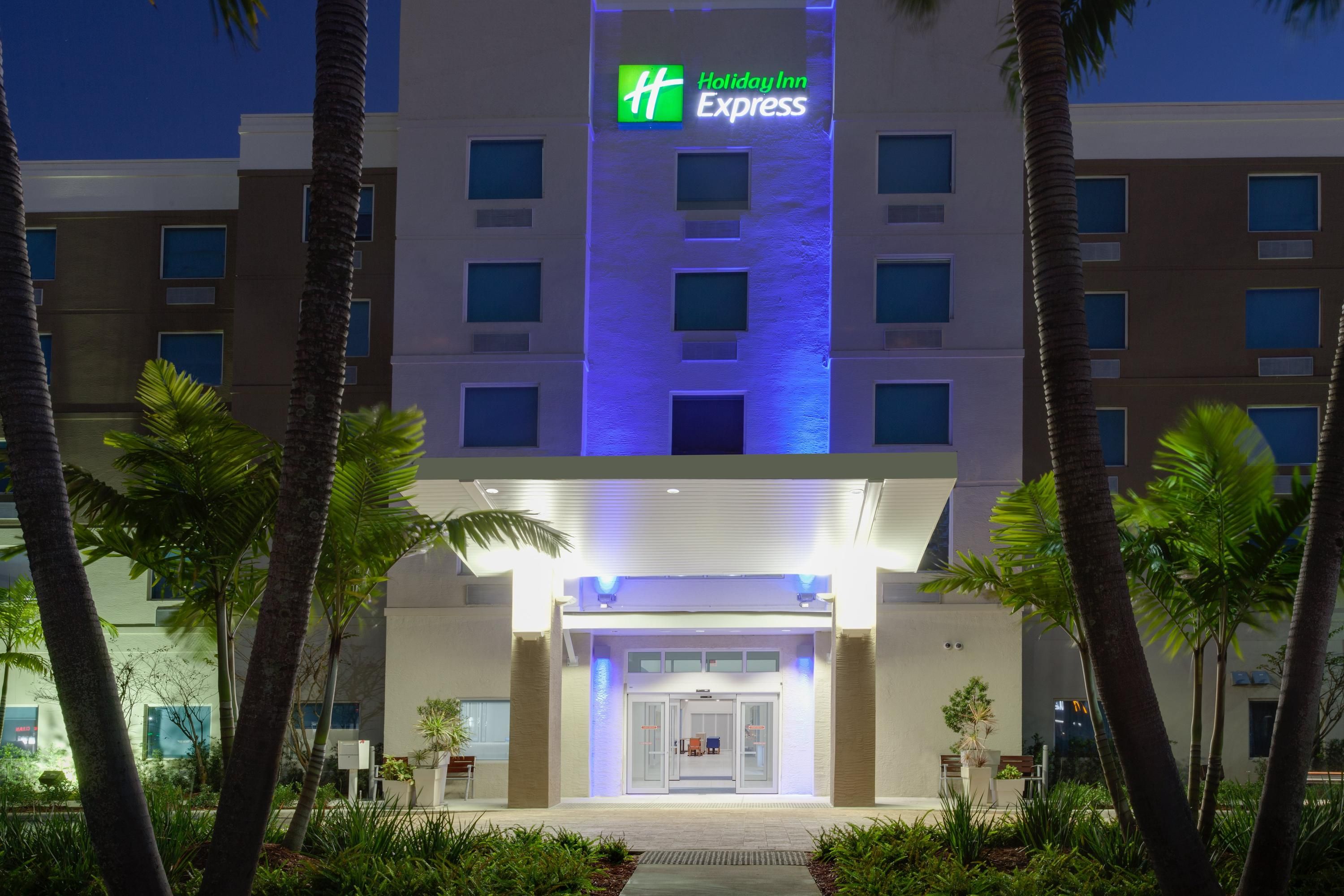 Holiday Inn Express Hotel Suites Ft Lauderdale Airport Cru An Ihg Hotel Ab 102 Hotels In Fort Lauderdale Kayak