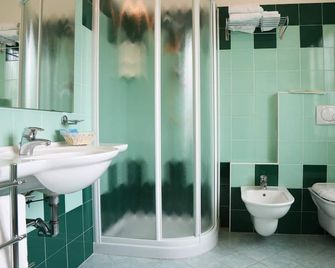 Hotel Ambra - Cesenatico - Bathroom