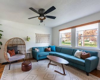 Rare 8BR Duplex near Presque Isle! Wifi & walkable - Erie - Living room