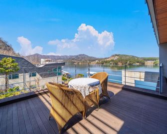 Aqua Vita Spa & Pool Pension - Gapyeong - Balcony