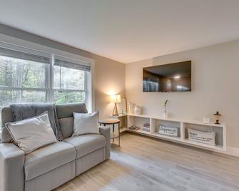 Maine Escape with Grill, Near Skiing and Hiking! - Saco - Living room