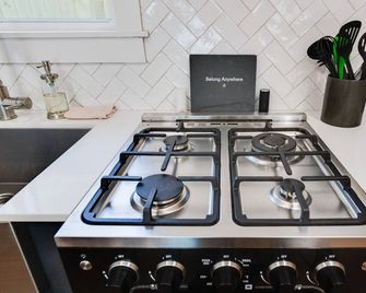 Cozy Modern Studio-Free Parking & Washer Dryer - Lafayette - Kitchen