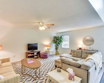 Charming Seneca Home - 3 Mi to Memorial Stadium! - Seneca - Wohnzimmer