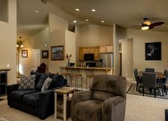 Spacious Western Home On 2 Acres In The Pines Close To Crater Lake - Chiloquin - Wohnzimmer