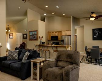 Spacious Western Home On 2 Acres In The Pines Close To Crater Lake - Chiloquin - Living room