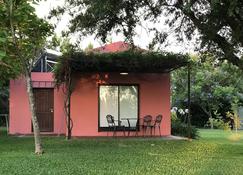 Cabins surrounded by vineyards, with history and something new to discover, lots of peace - Colón - Patio