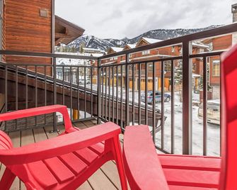 Inviting Spanish Peaks Townhome|Private Hot Tub| 15 min Drive to Resort - Big Sky - Balcón