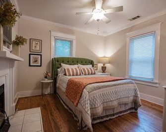 Charming 2-bedroom house in lovely Downtown Murfreesboro Cottage with WiFi, AC - Murfreesboro - Bedroom