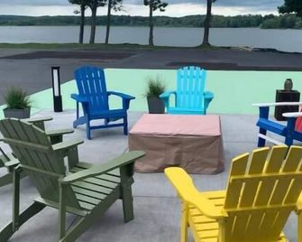 Serenity Lakeside Cottage - Edinboro - Patio