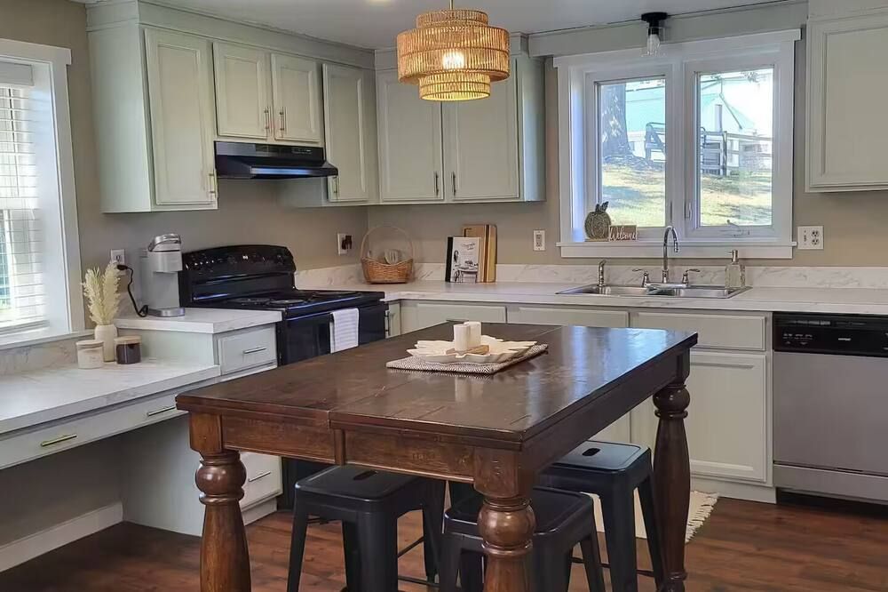 Welcoming 2-bedroom re done Spring House on a peaceful farm setting in Bernville