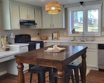 Welcoming 2-bedroom re done Spring House on a peaceful farm setting in Bernville - Bernville - Cocina