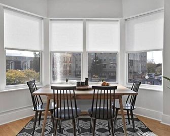 Beautiful corner view loft in downtown Champaign. - Champaign - Dining room