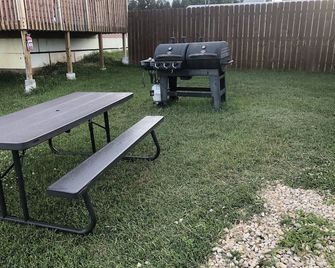 Camping in the beautiful Black Hills! Cabin #3 - Custer - Patio