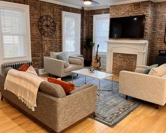 Catskill Family Friendly Upstate Main St. Ski Hike - Catskill - Living room