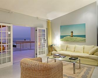 Days At Sea Beach Lodge - Trafalgar - Living room