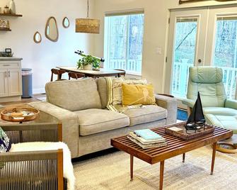 Maple Nest Cottage-Carriage House- Crystal Lake - Beulah - Sala de estar