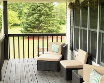 Charming 3 BR, 2 Bath Lake House retreat in Rice Lake on peaceful Tuscobia Lake. - Rice Lake - Balcony