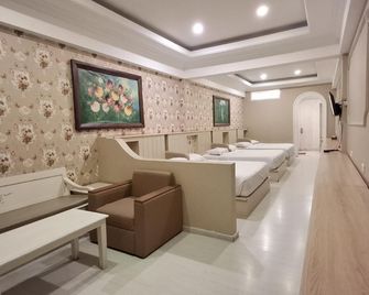 Jimmers Mountain Resort - Puncak - Bedroom