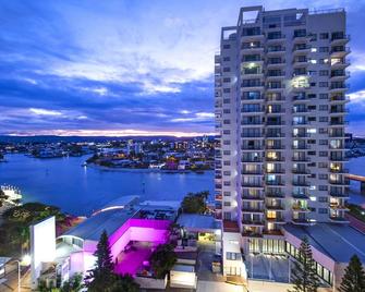Three Bedroom, Two Bathroom - High Floor Ocean View - Sleeps 7 - Chevron Renaissance - Wow Stay - Surfers Paradise - Building