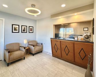 Royal Inn And Suites Charlotte Airport - שרלוט - דלפק קבלה