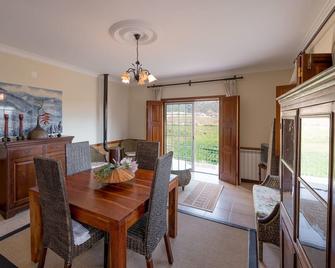 Cozy Cottage with Swimming Pool - Vila Flor - Comedor