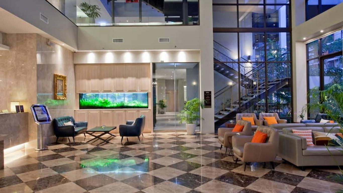 Balcony Courtyard Hotel & Serviced Apartment