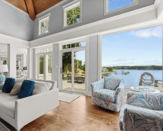 Paradise Pointe by AvantStay Lakefront Views Playset - Lake Norman of Catawba - Living room