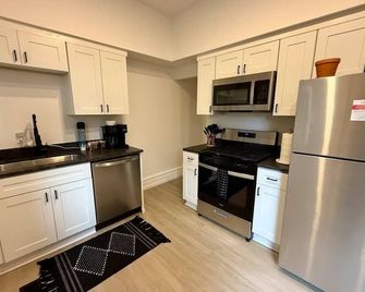 Jungle House Columbus Sleep 12 Downtown Ohio Free Parking - Near Convention Center & Nationwide Arena - 4br Short North Luxury Home - Over 5,800 Five Star Stays - Columbus - Cucina