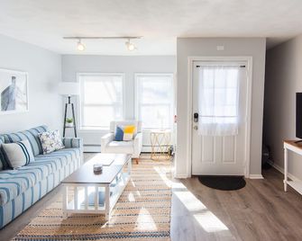 1-BR Condo in Downtown Newport! Steps to Thames St - Newport - Living room