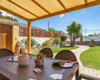 Nice Home In Chiclana De La Fronter - Chiclana de la Frontera - Innenhof