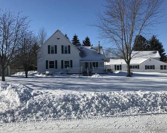 Charming Cottage across the street from the Beach! - Harbor Beach - Edificio