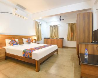 Fabexpress Holiday Suites - Benaulim - Ložnice