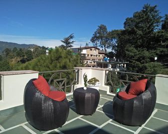 Clarks Exotica Resort, Near Mukhteshwar, Ramgarh - Ramgarh - Balcón