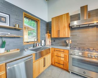 Luxe Mtn-View Escape 5 Mi to Dtwn Priest River! - Priest River - Kitchen