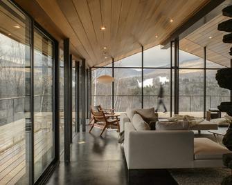 5BR Modern Luxury in A+ location with heated pool and AC - Stowe - Lounge