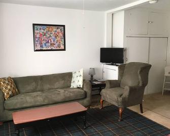 Cozy 2 Bedroom Apt - Walk To Hunter Mountain In The Catskills - Hunter - Living room
