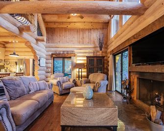 Tucson Tri-Level Mt Lemmon Retreat w/multiple decks is walkable to Summerhaven - Mount Lemmon - Living room