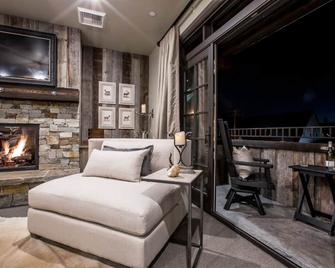 The Galleries Lodging Downtown Whitefish Suite 201 | 1 Bed, 1 Bath - Whitefish - Living room