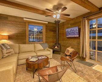 Downtown Jackson Hole Cabin - 2 Blocks From Jackson Town Square! Rare! - Jackson - Wohnzimmer