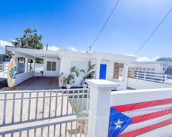 Charming 3-bedroom Beach House with AC and WiFi near Arecibo's best beaches. - Arecibo