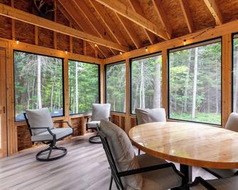 Newly built custom home nestled on the edge of the Bigelow Preserve - Kingfield - Jídelna