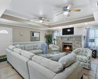 Spacious, cozy retreat, close to beaches, shopping, food & fun @ the Gulf Coast - Moss Point - Living room