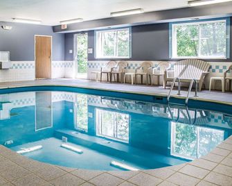 Quality Inn & Suites Sturgeon Bay - Sturgeon Bay - Басейн