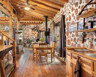 The Sasquatch Sanctuary- “Montana’s Most Creative Vacation Retreat” - Philipsburg - Bar